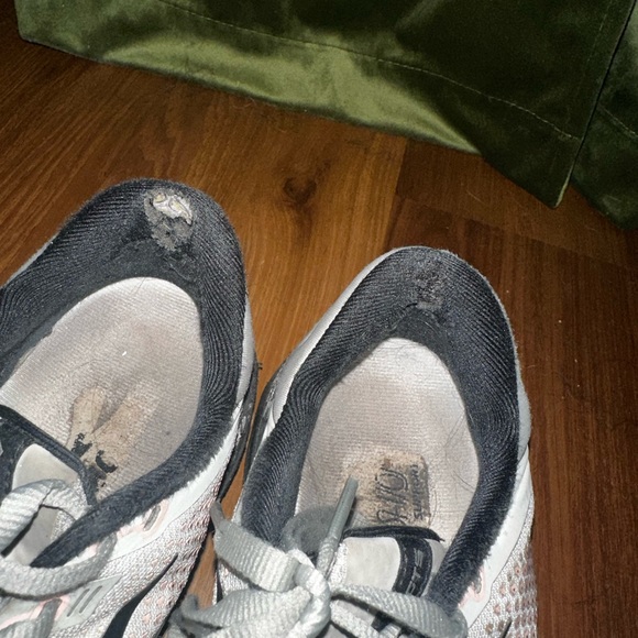 Brooks - Picture 4 of 4